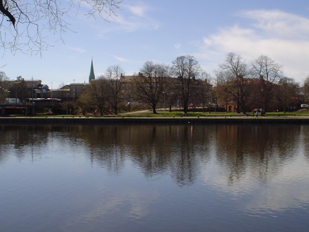 Domkyrkotornet sett från andra sidan Stångån