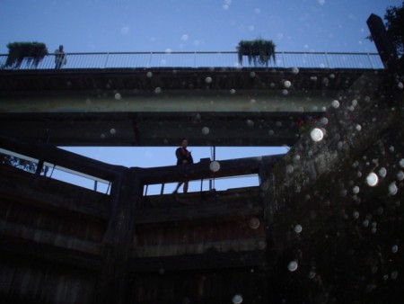 Hackefors sluss, mörker och fukt gör sig påmint